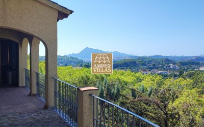Красивая средиземноморская вилла с гостевым домом и панорамным видом.